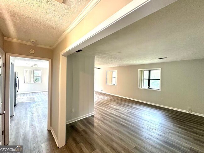 Building Photo - 100 Lakeview Ln