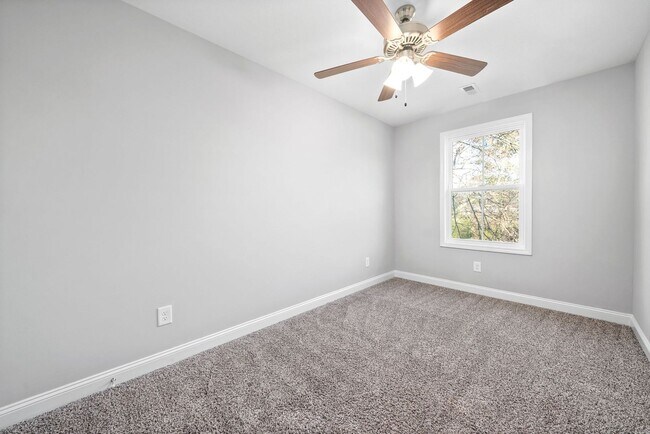 Building Photo - 5 Bedroom Home For Rent in St. Bethlehem Area!