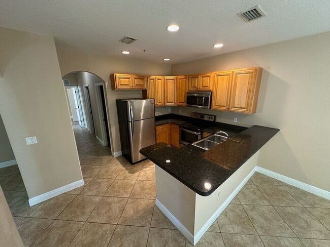 Building Photo - Beautiful 3 bed 3 bath town home