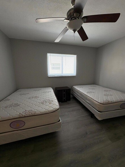 Building Photo - 102 Stratford N