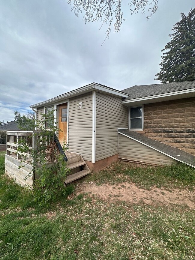 Building Photo - Charming basement apartment