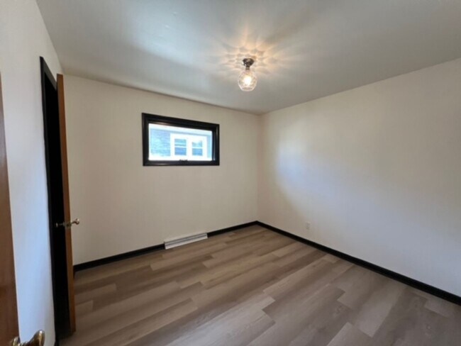Building Photo - Spacious 2 Bed / 1 Bath Near Downtown Urbana with Garage