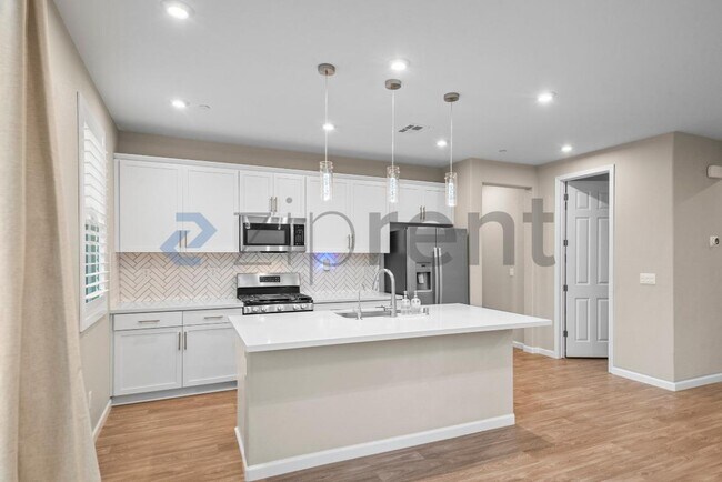 Building Photo - 572 Delicato Dr