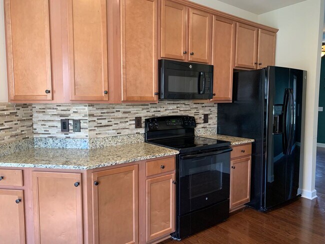 Building Photo - 3 Bedroom 2.5 Bath Townhouse 1 Car Garage