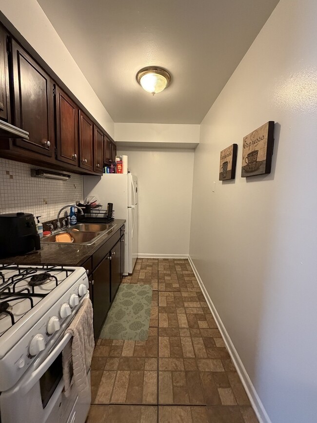 Building Photo - 541 W Oakdale Ave