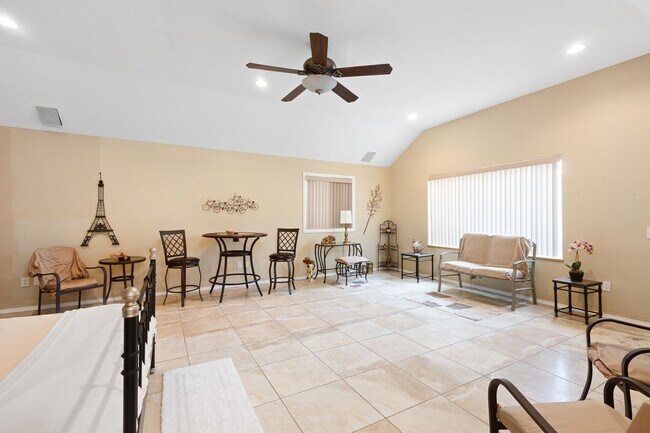 Building Photo - West Hills Home - Peaceful Semi-Rural Living