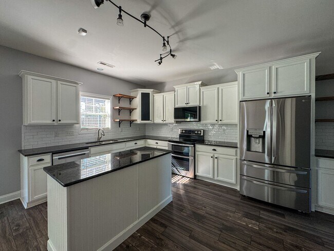 Building Photo - Stunning 4 Bed 2.5 Bath Home in Lexington Plantation