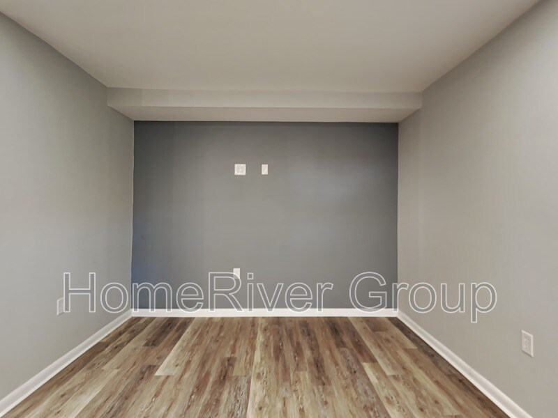 Building Photo - 433 Verb St