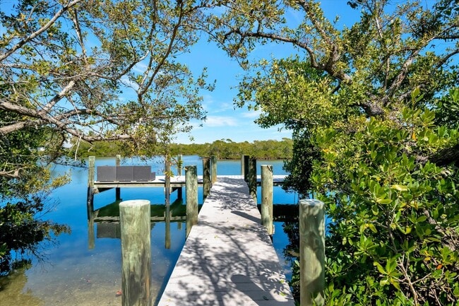 Building Photo - ALL THE CHARM! - Siesta Key 1+ acre on the Bay - 3 bed/ 2 bath pool home