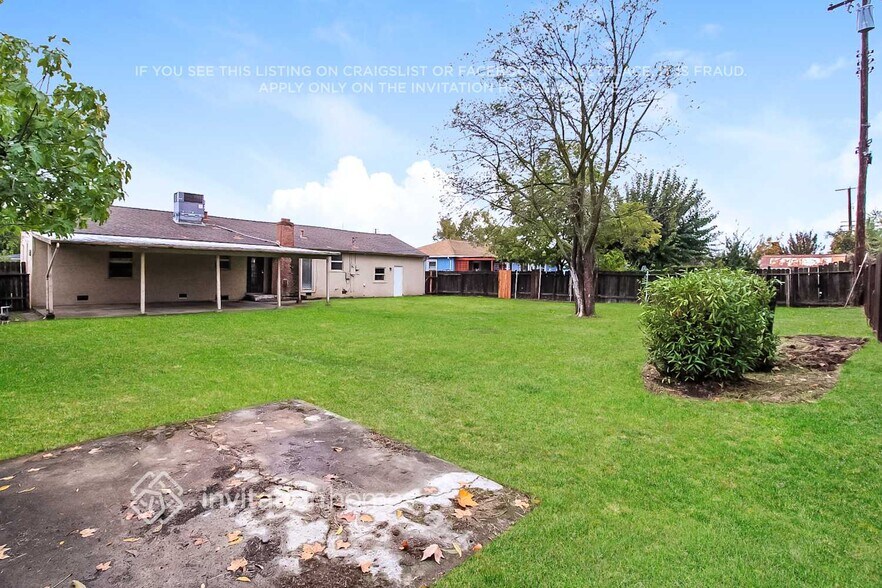 Building Photo - 2223 Juliesse Ave