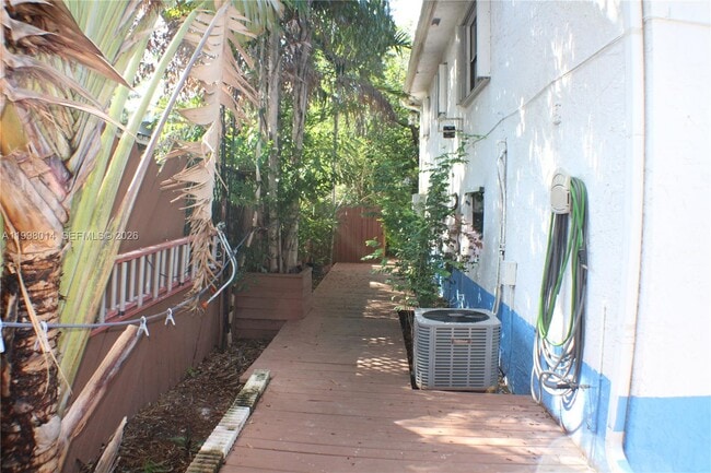 Building Photo - 1411 SW 24th Ct