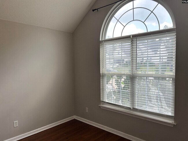 Building Photo - 405 Beech Glen Dr