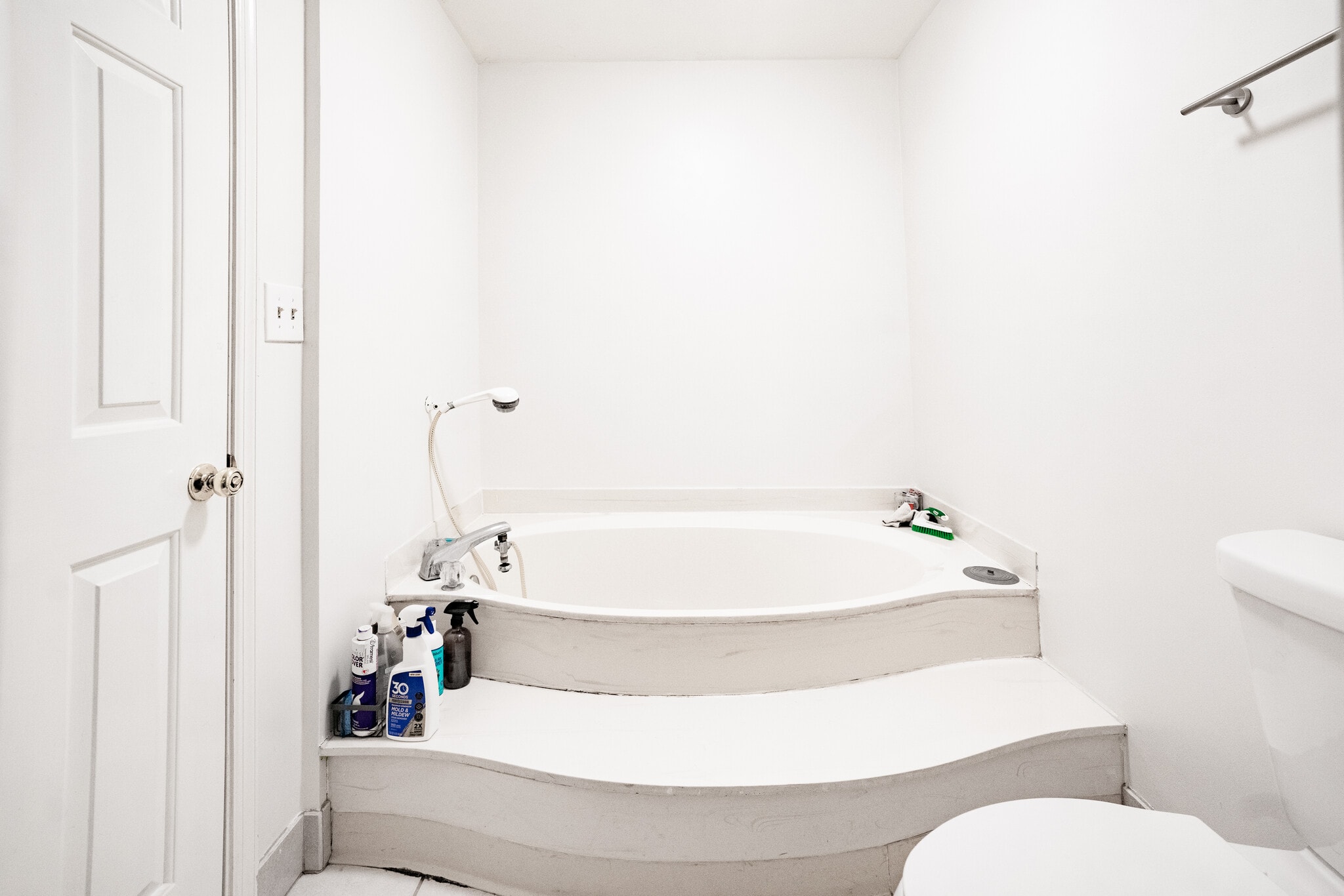 2nd Floor Master Bathroom - 553 Salem Woods Dr SE