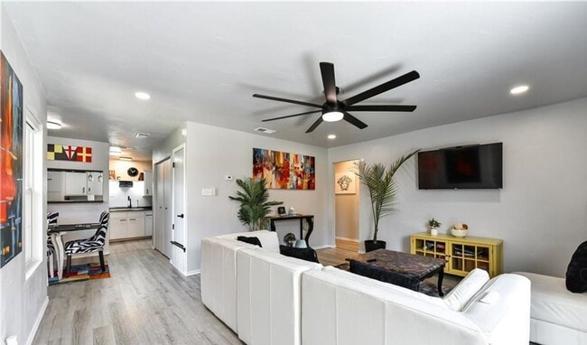 Building Photo - Remodeled 3-bedroom house!  Housing accepted!
