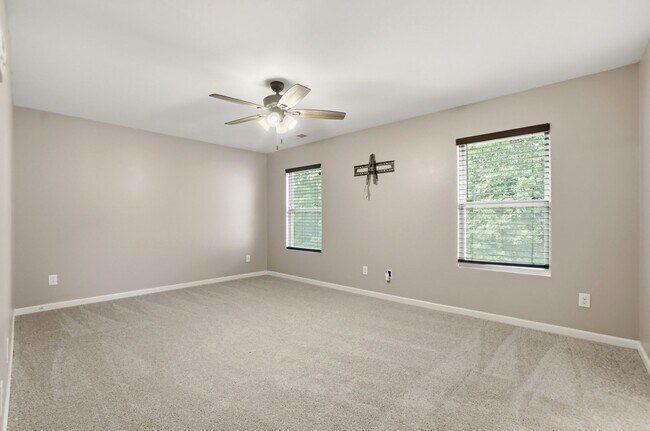 Building Photo - Spacious 4BR Home with New Carpet & Fenced Backyard