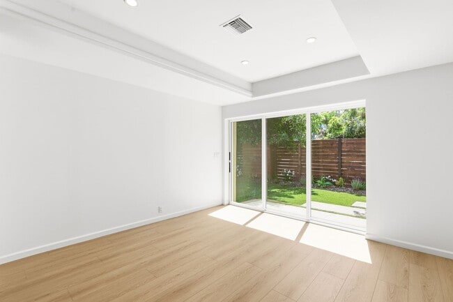 Building Photo - Beautiful modern 3 Bed + 2 Bath House