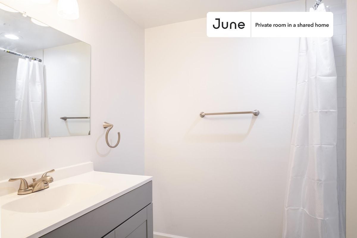 Building Photo - Room in Shared 4 bed/3.5 bath home