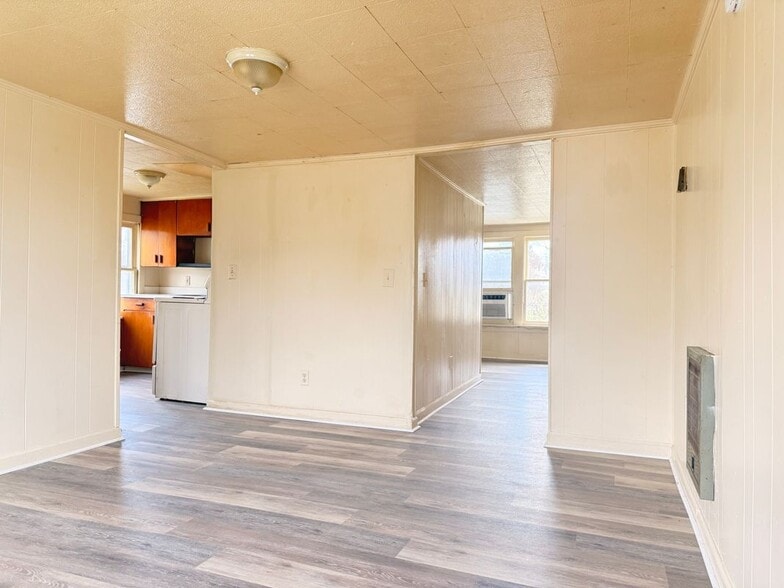 Building Photo - 502 Oak Dr