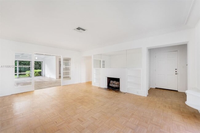 Building Photo - 520 W 51st Terrace