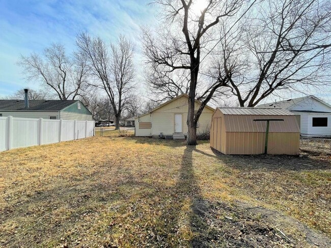 Building Photo - 1 bedroom house with fenced in yard