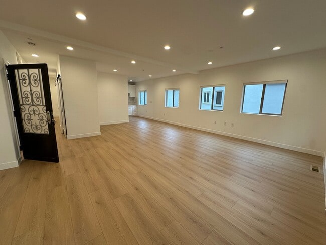 Building Photo - 1109 La Peer Dr