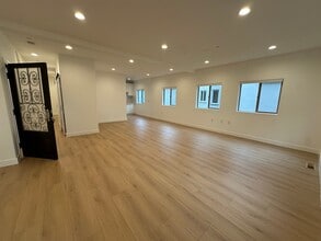 Building Photo - 1109 La Peer Dr