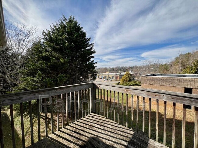 Building Photo - 4 Zell Ln