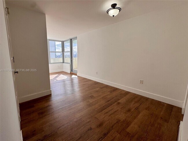 Building Photo - 2899 Collins Ave