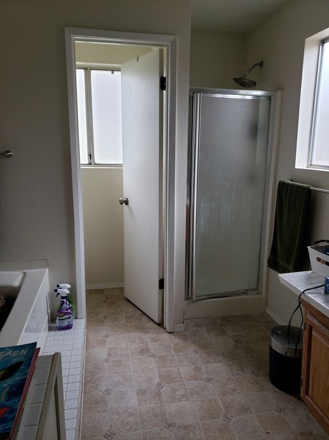 Building Photo - Charming 3 bed/ 2 bath Home