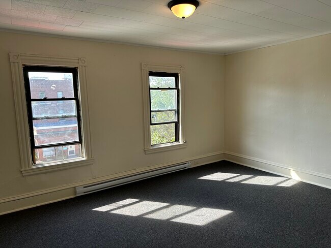 Primary Photo - 2 N Winooski Ave