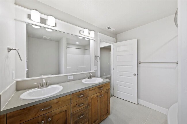 Building Photo - Stylish 4-Bed + Loft Just Minutes from The...