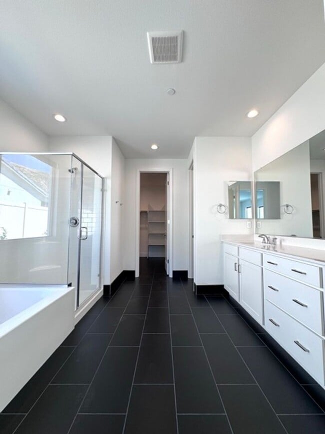Building Photo - Spacious 5BD/3BA Home with Loft, Solar & B...