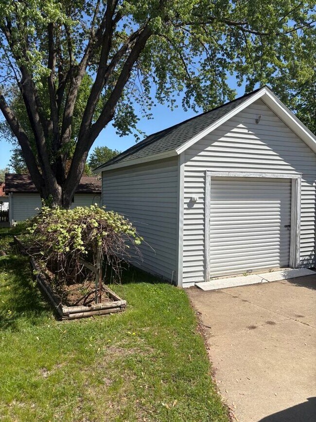 Building Photo - SPACIOUS 4 BEDROOM HOME READY FOR YOU