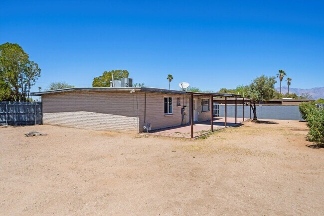 Building Photo - Eastside Spacious home