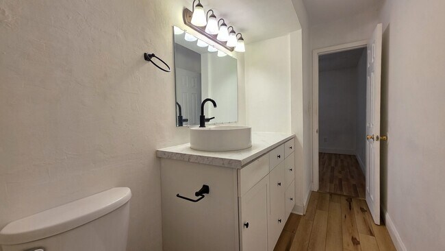 Building Photo - 1 bed, 1 bath, 2nd floor, condominium