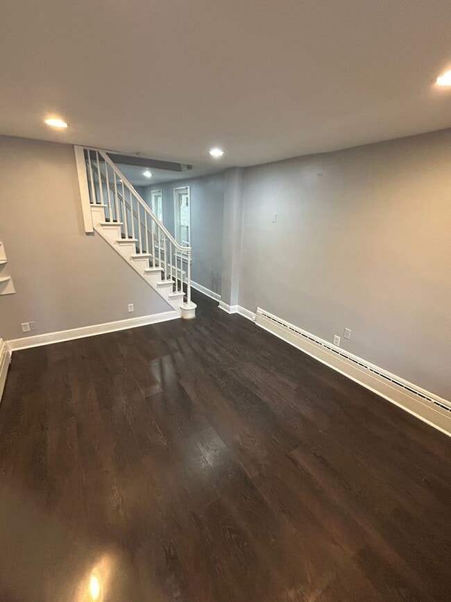 Building Photo - Vaccancies