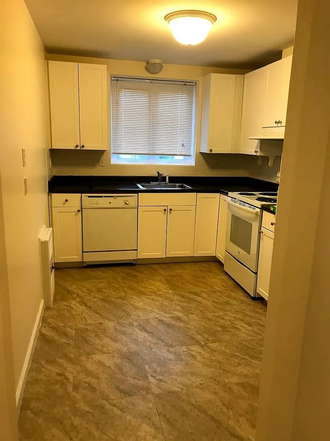 Building Photo - 3 Captain Parker Arms