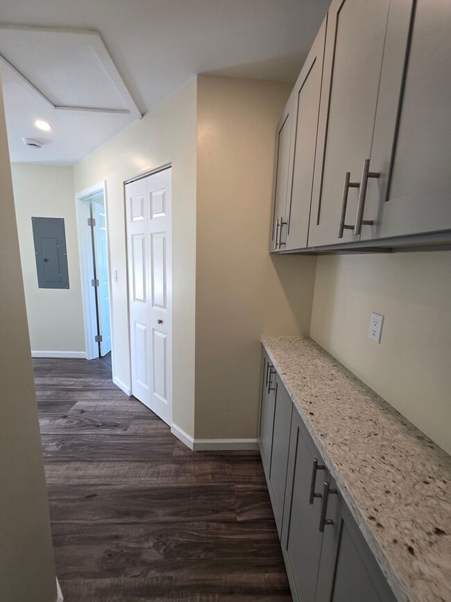 Building Photo - AVAILABLE NOW! 2 bed, 2 bath, 1 parking Kalaheo Hillside