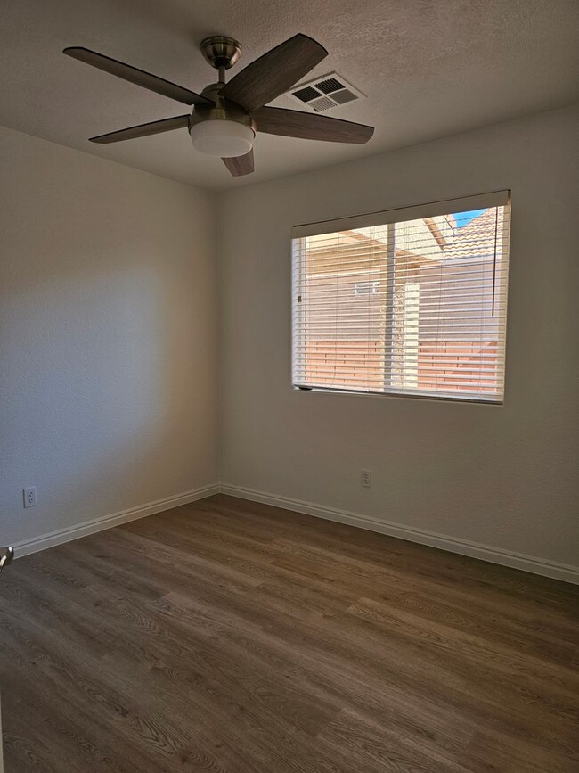 Building Photo - Remodeled Home in Hurricane- Small Pet Fri...