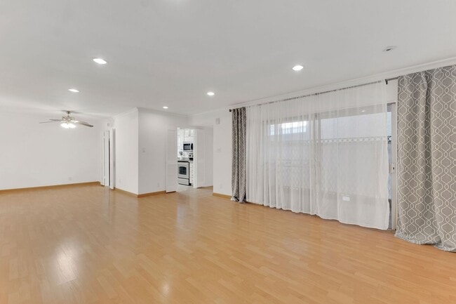 Building Photo - 4950 Louise Ave