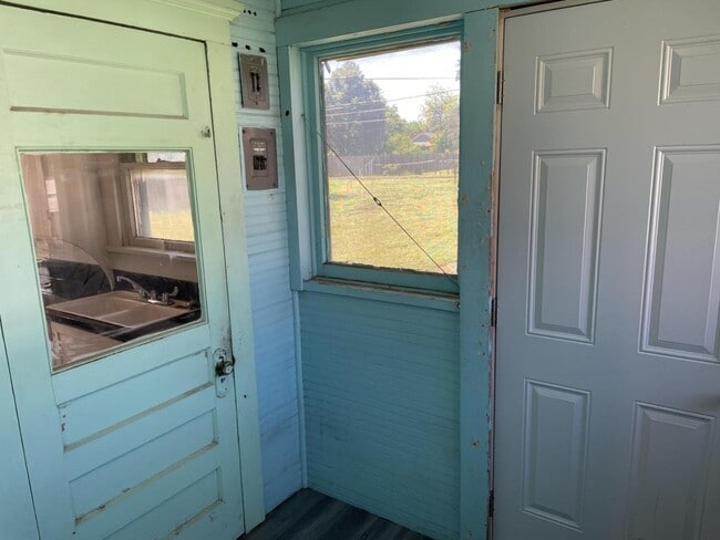 Building Photo - 610 Noble St