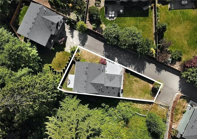 Building Photo - Beautiful Bothell Home