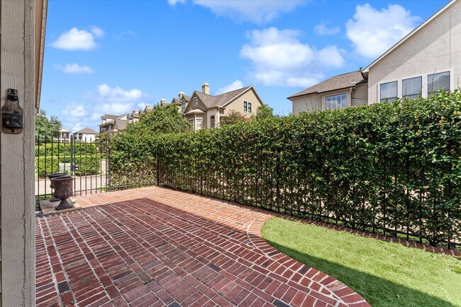 Building Photo - 447 N Gate Stone