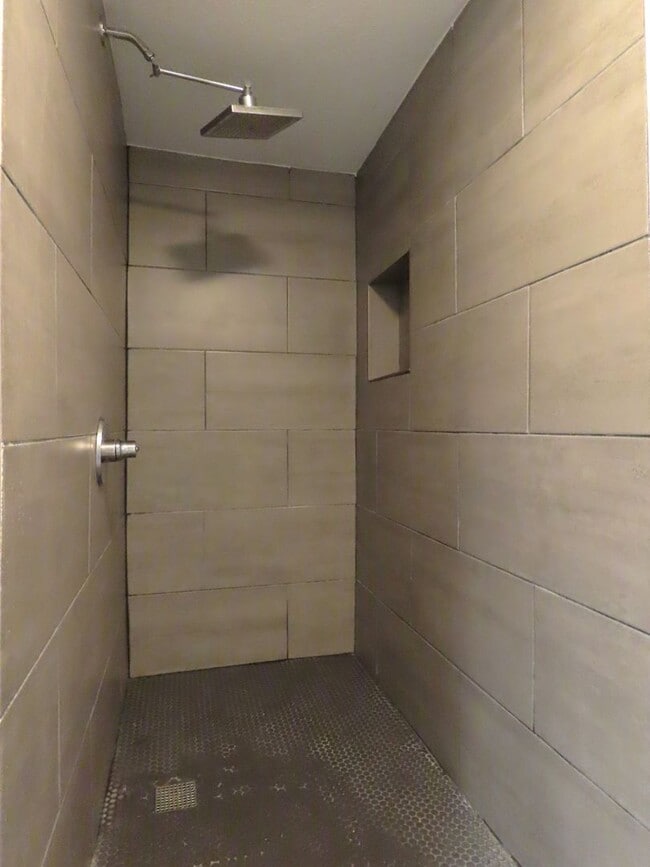 Building Photo - Utilities Included! 1 Bedroom Apartment, D...