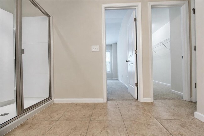 Building Photo - 2132 Greencrest Cir