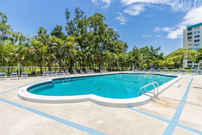 Building Photo - 4330 Hillcrest Dr