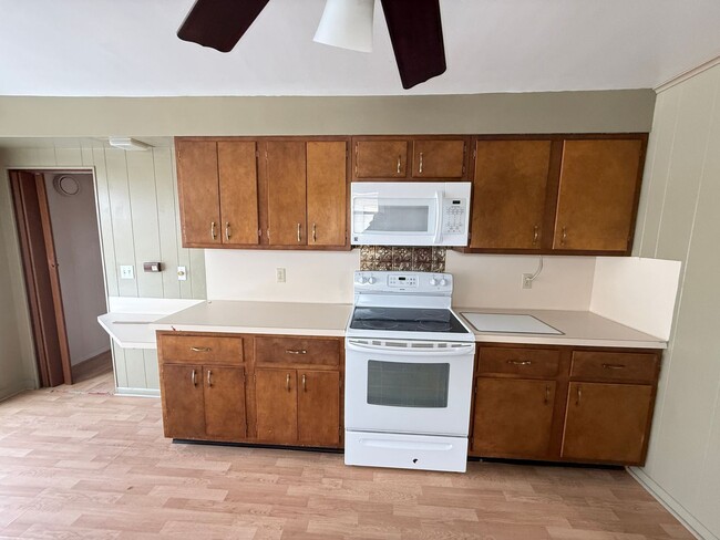 Building Photo - 404 E Bird-Charming single family home for rent in Vandercook Lake