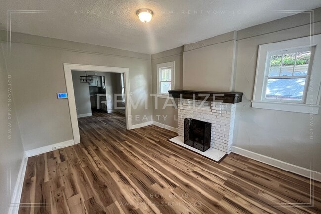 Building Photo - Beautiful Renovated 3 Bedroom/2 Bathroom H...