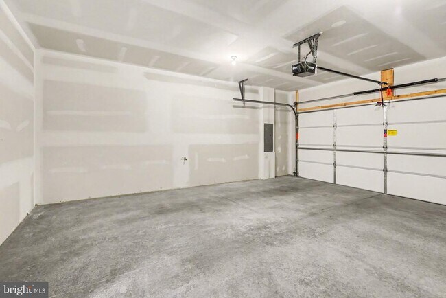 Building Photo - 7884 Oakbrook Dr