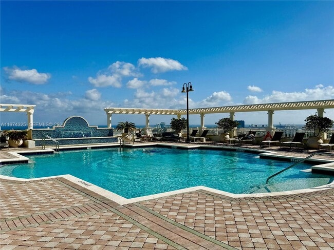 Building Photo - 511 SE 5 Ave